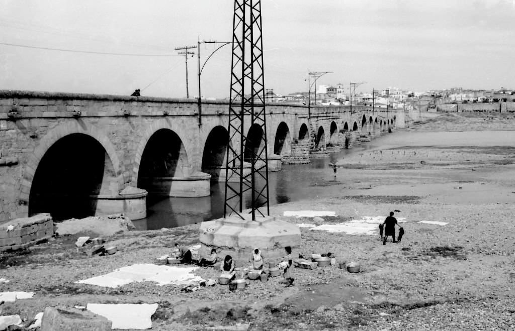 Washerwomen in the river Gévora under a Roman bridge, Badajoz, Extramadura, 1964.