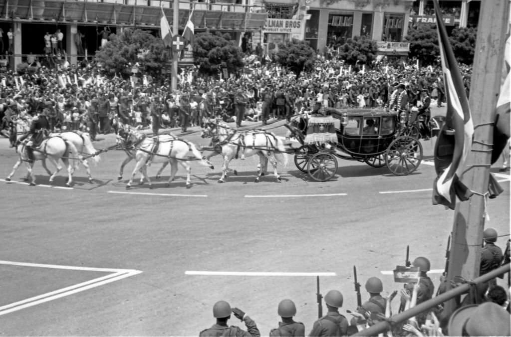 Carriage carrying Doña Sofia of Greece to the celebration in the church of San Dionisio Areopagita of Athens, 1962