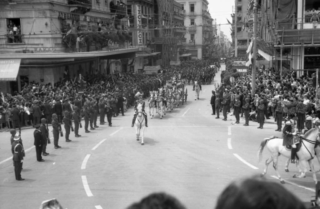 Carriage carrying Doña Sofia of Greece to the celebration in the church of San Dionisio Areopagita of Athens, 1962