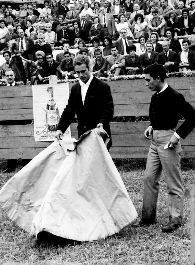 During his stay in San Sebastian the American actor Sean Flynn goes down to the arena with some bullfighters, Spain, 1962.
