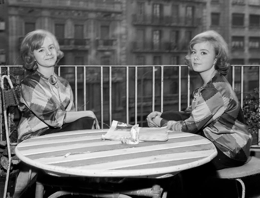 The two Spanish actresses Pili and Mili, twin, at their home in Madrid, 1962, Madrid, Spain.