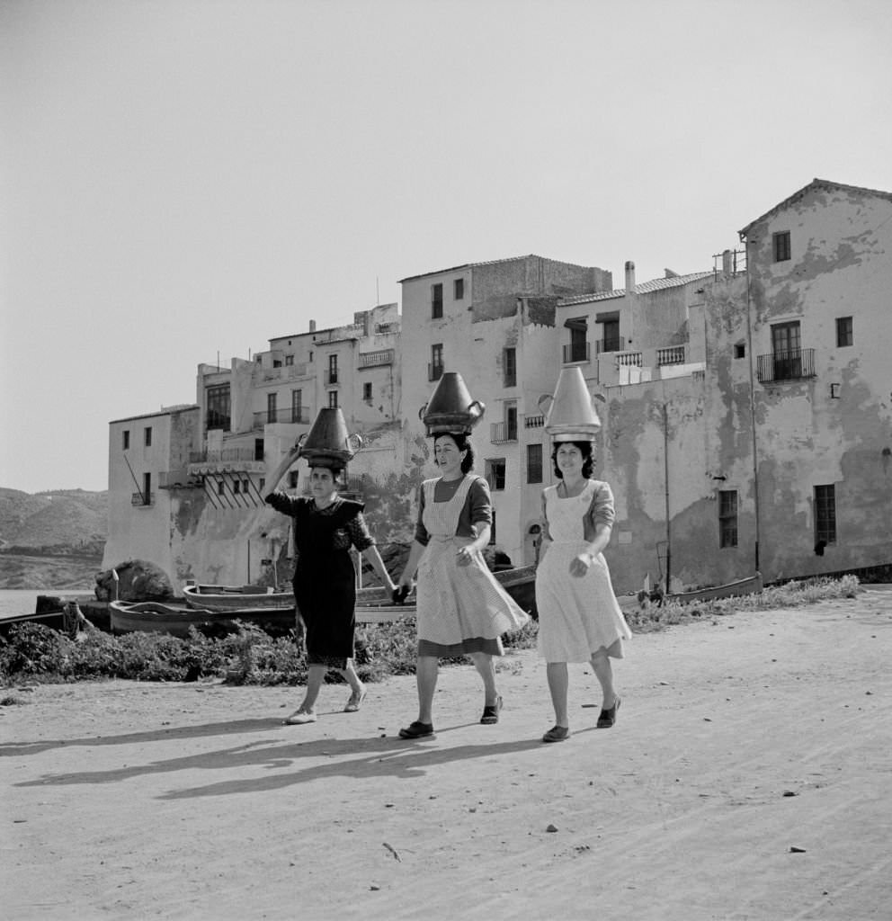 Women carrying jars on their heads, 1960 in Spain