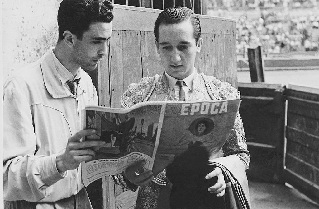 Bullfighter reading the magazine Epoca during a bullfighting. Spain, 1960s