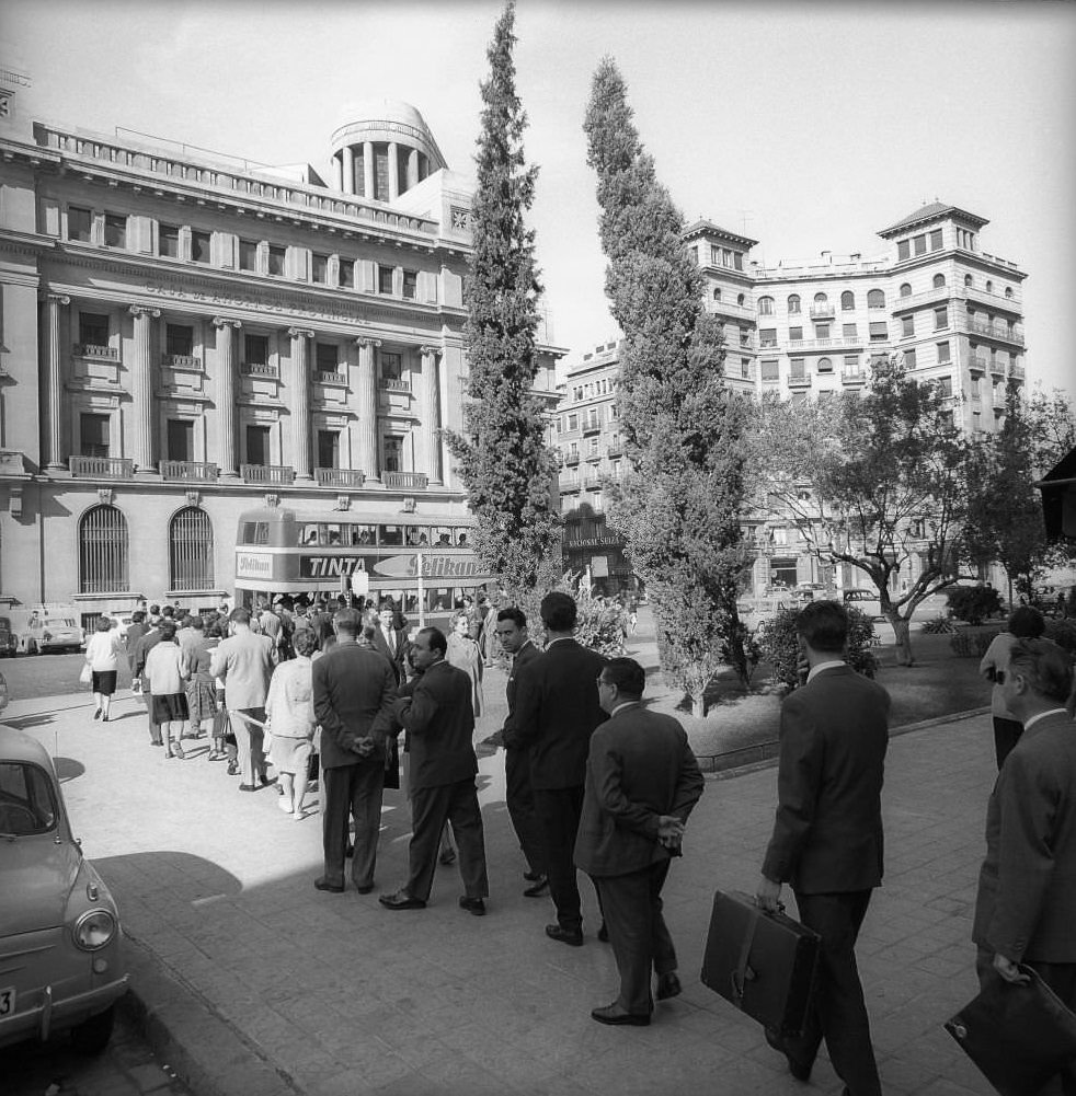 Leute in Warteschlange, Barcelona, 1961