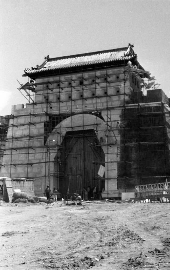 Europa Press journalists visit the sets of the film "55 Days in Peking" in Las Rozas, Madrid, 1960