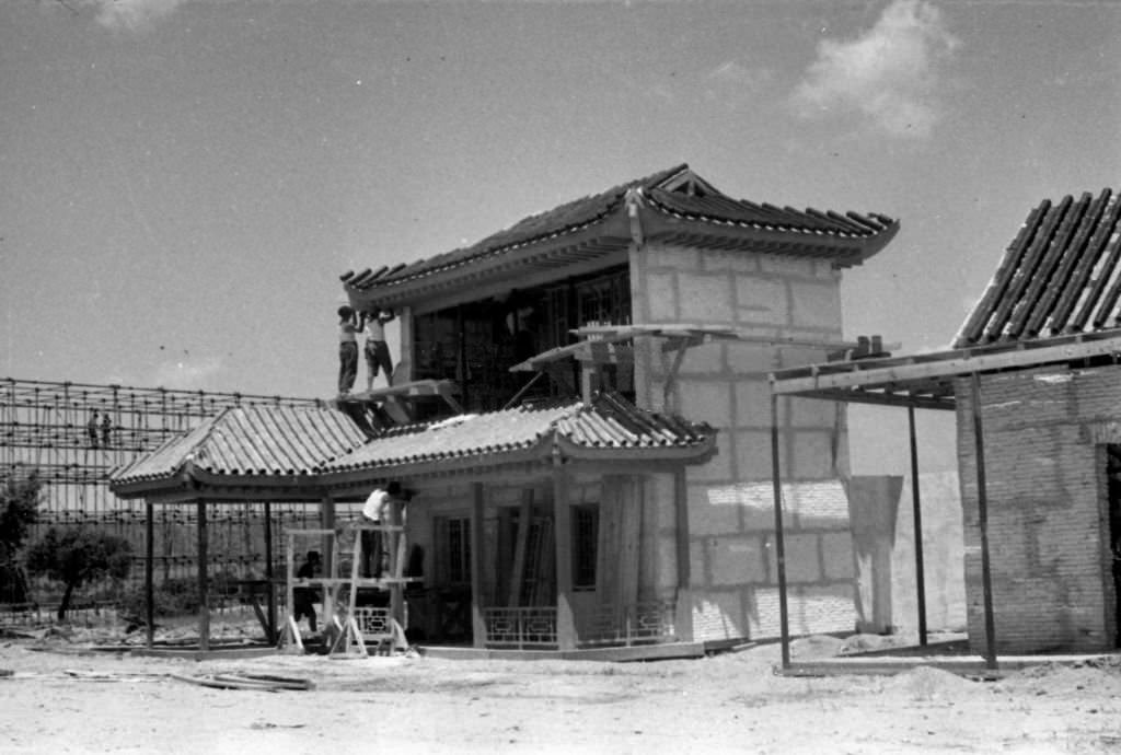 Europa Press journalists visit the sets of the film "55 Days in Peking" in Las Rozas, Madrid, 1960