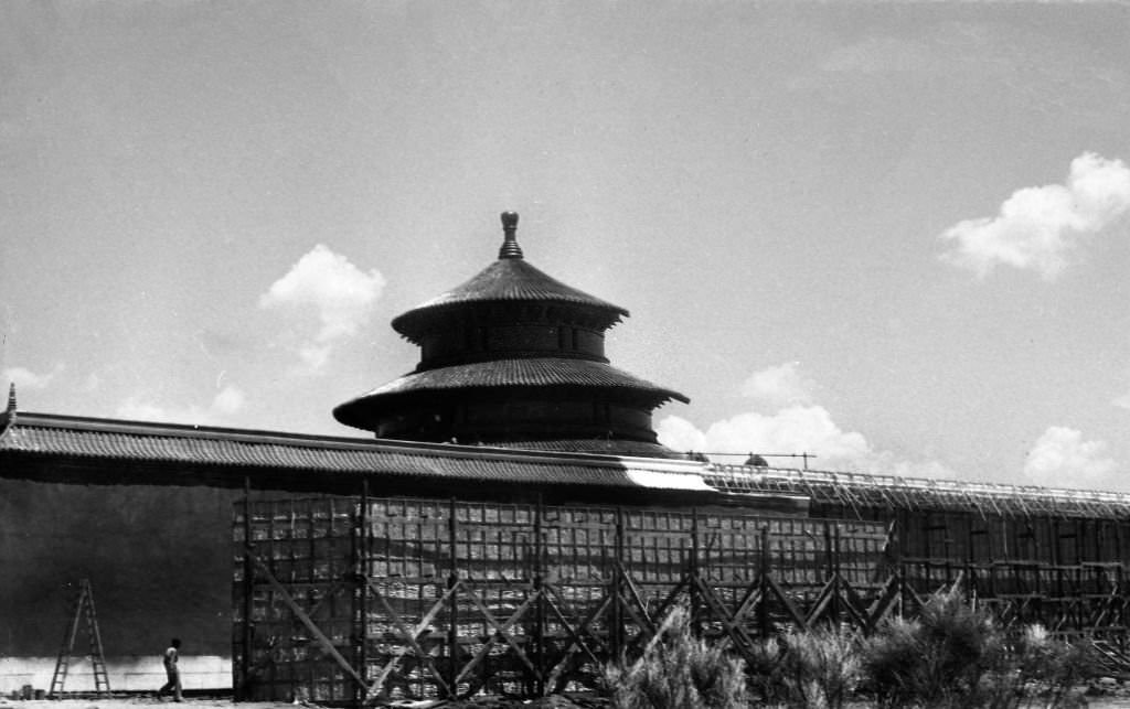 Europa Press journalists visit the sets of the film "55 Days in Peking" in Las Rozas, Madrid, 1960