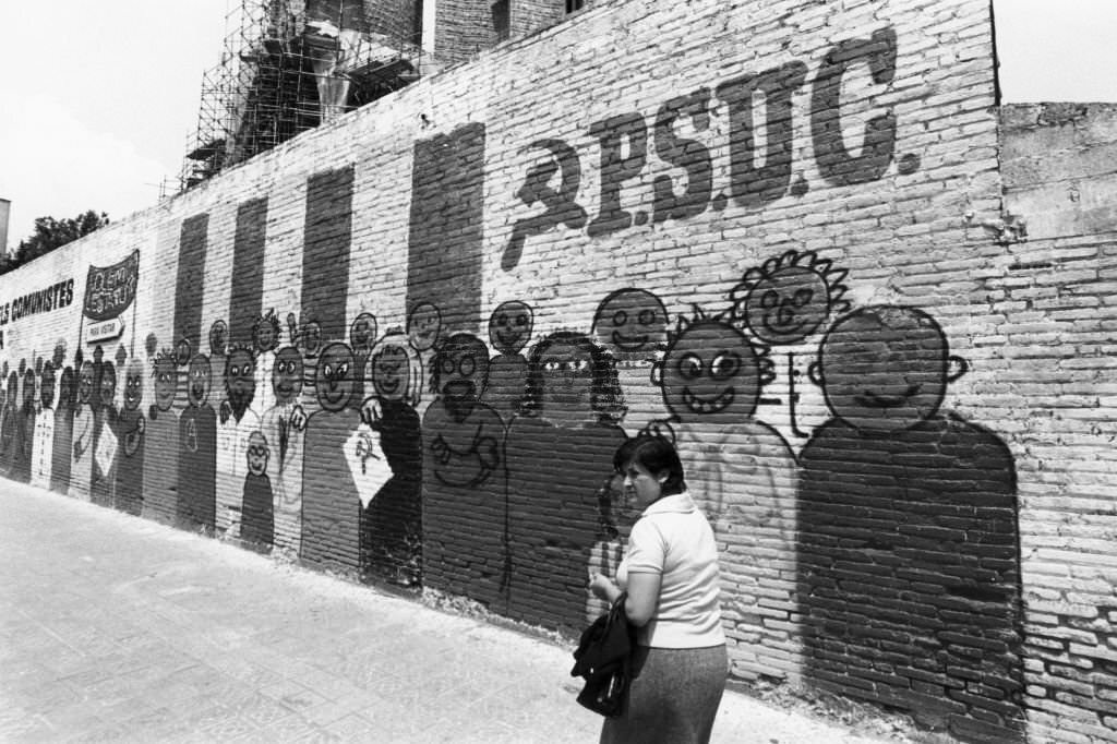 Mural of the PSUC (Unified Socialist Party of Catalonia) in Barcelona, in June 1977.