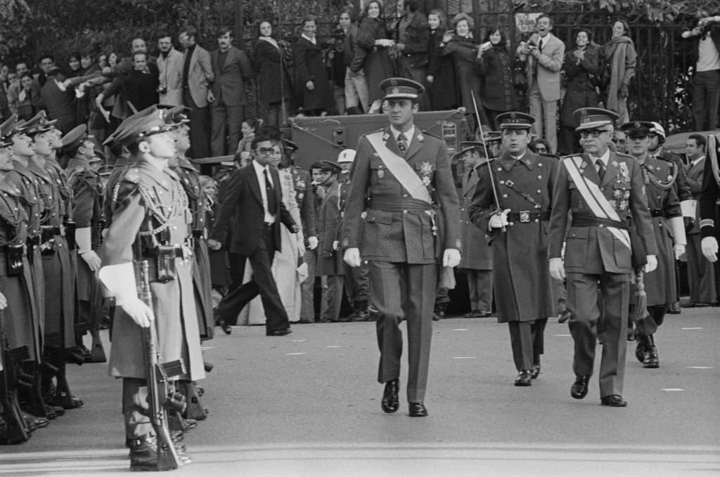 Following the solemn mass for the accession to the throne of King Juan Carlos, the royal procession went to the Royal Palace in Madrid.