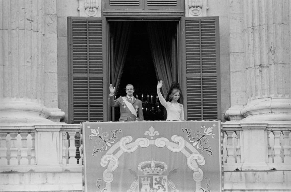 Following the solemn accession to the throne mass, King Juan Carlos and his wife Queen Sophie went to the balcony of the Royal Palace in Madrid to greet the population.