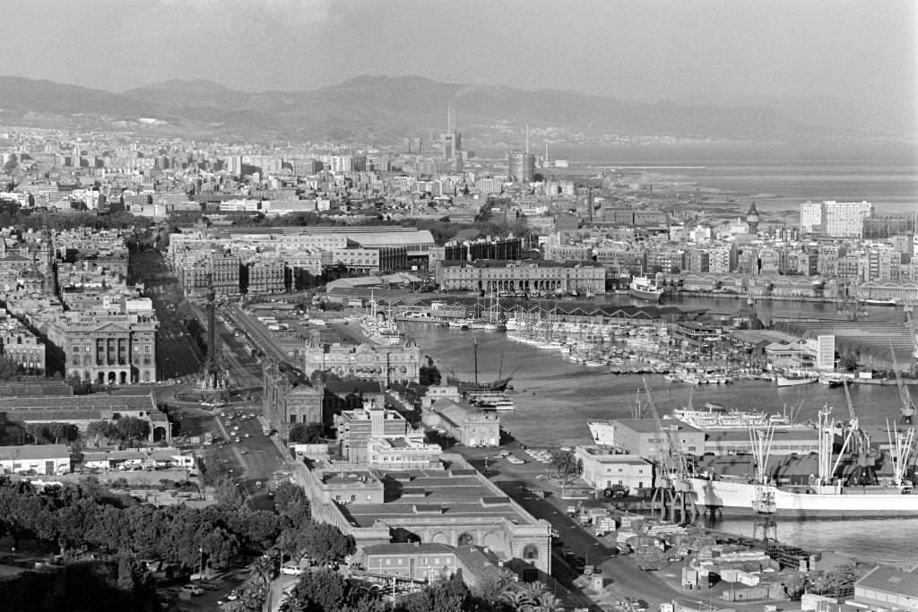 A general view taken on November 1, 1975 shows the harbour of Barcelona.