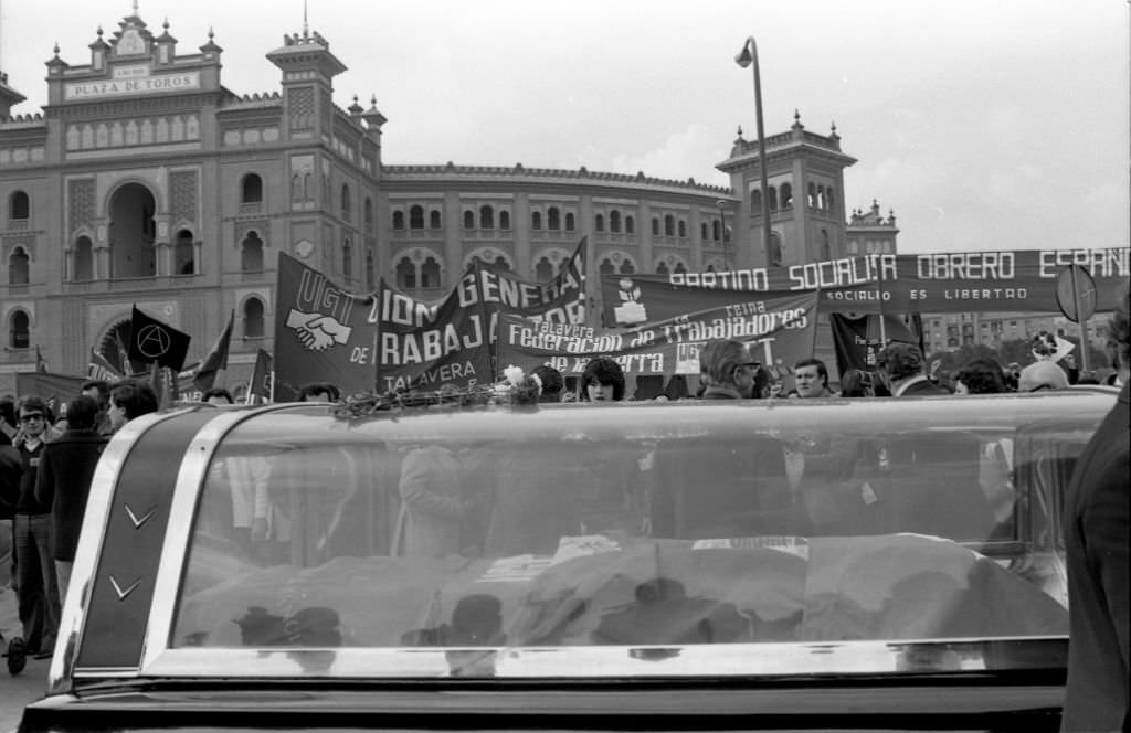 Burial of Francisco Largo Caballero on the return to Spain of the remains of the former president of the II Republic and socialist leader, buried in Paris in 1946 in exile and buried in 1978 in the Civil Cemetery of Madrid.