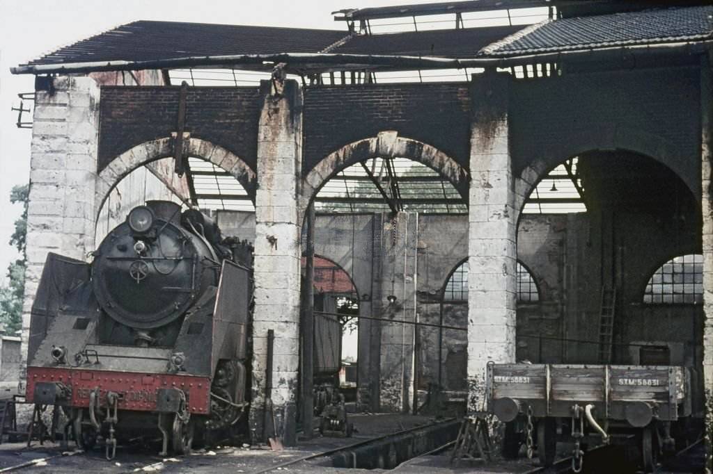 A Renfe languishes in the closed depot at Aranda on Thursday 27th August 1970.