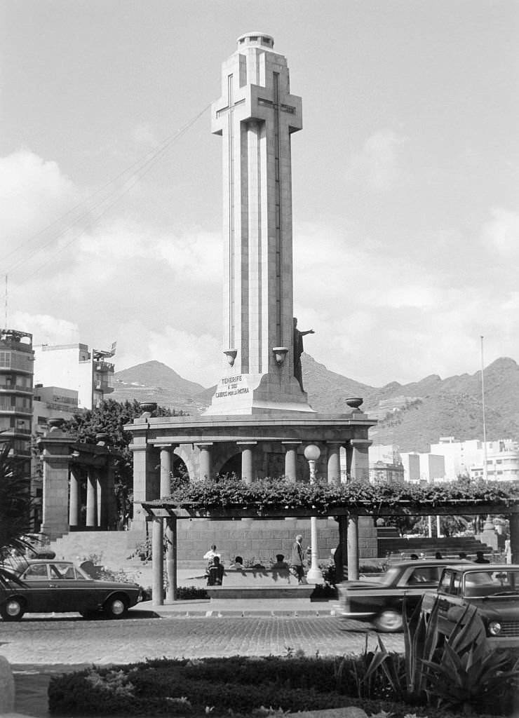 Plaza de Espana with the 'Cruz de los Caidos' in the capital Santa Cruz, 1970