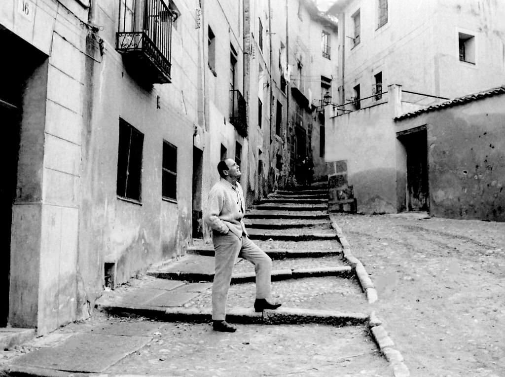 During a break from filming The Battle of the Ardennes, the American actor Henry Fonda visits the city of Segovia, Spain, 1974.