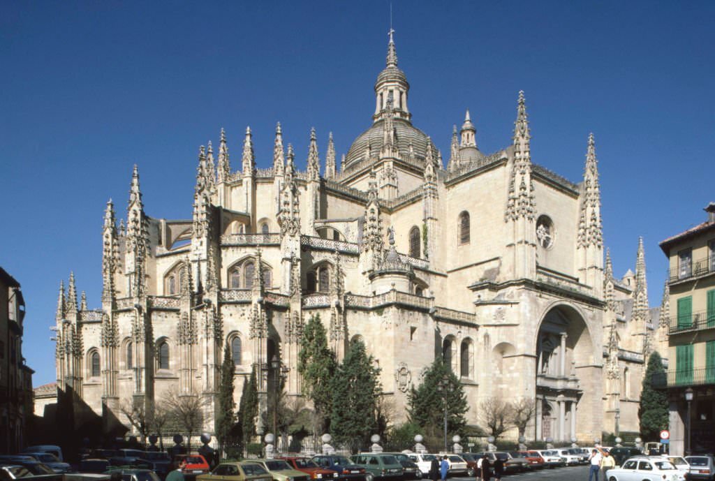 The apse of the Cathedral of Segovia, in May 1985, Spain.