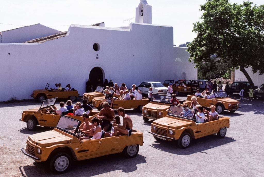 Tourists in Citroën Méhari, July 1985