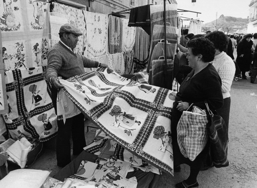 Fabric seller in the market of Aranjuez, in 1981, Spain.