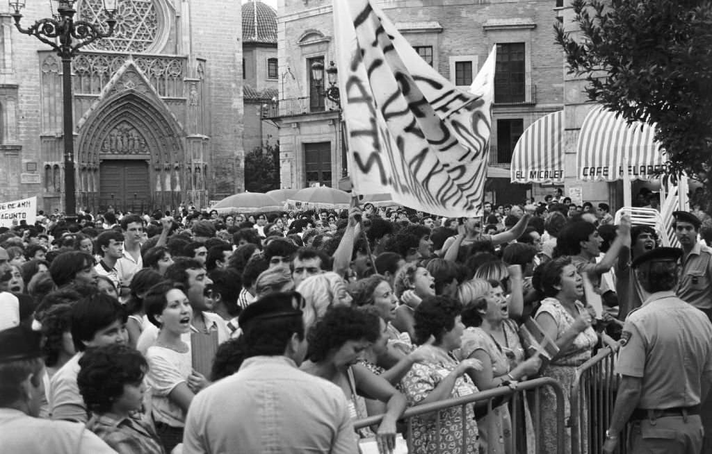 Demonstration of workers and trade unions, in the Plaza de la Reina in Valencia, against the closure planned by the government, as part of the industrial reconversion policies, of the Altos Hornos del Mediterráneo in Sagunto.