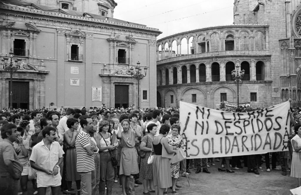 Demonstration of workers and trade unions, in the Plaza de la Reina in Valencia, against the closure planned by the government, as part of the industrial reconversion policies, of the Altos Hornos del Mediterráneo in Sagunto.