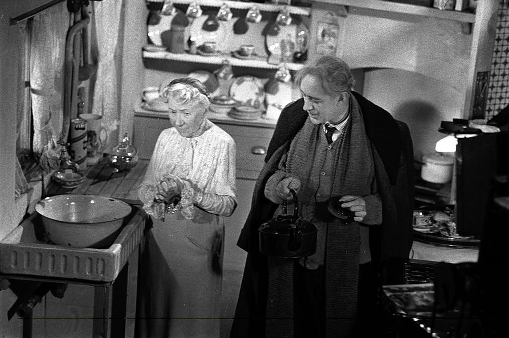 British actress Katie Johnson and legendary actor Alec Guinness a scene from the film 'The Ladykillers', 1955