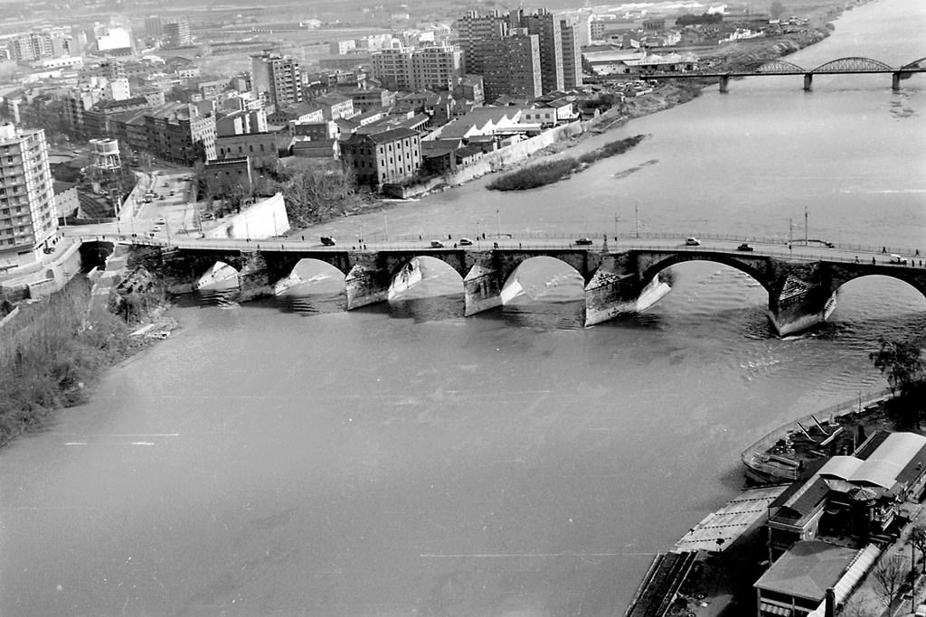 View of the Stone Bridge over the Ebro River and its surroundings, from the tower of San Francisco de Borja del Pilar, 1971