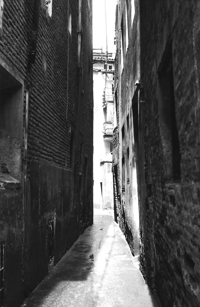 View of the narrow Calle Pelegrín, between Plaza de la Magdalena and Calle de San Lorenzo, 1971