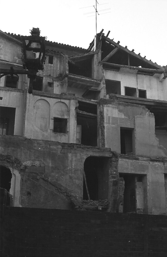 View of the demolition of Casa Armijo, a Renaissance palace between the streets of Don Juan de Aragón, Lucero and Pabostría, 1971