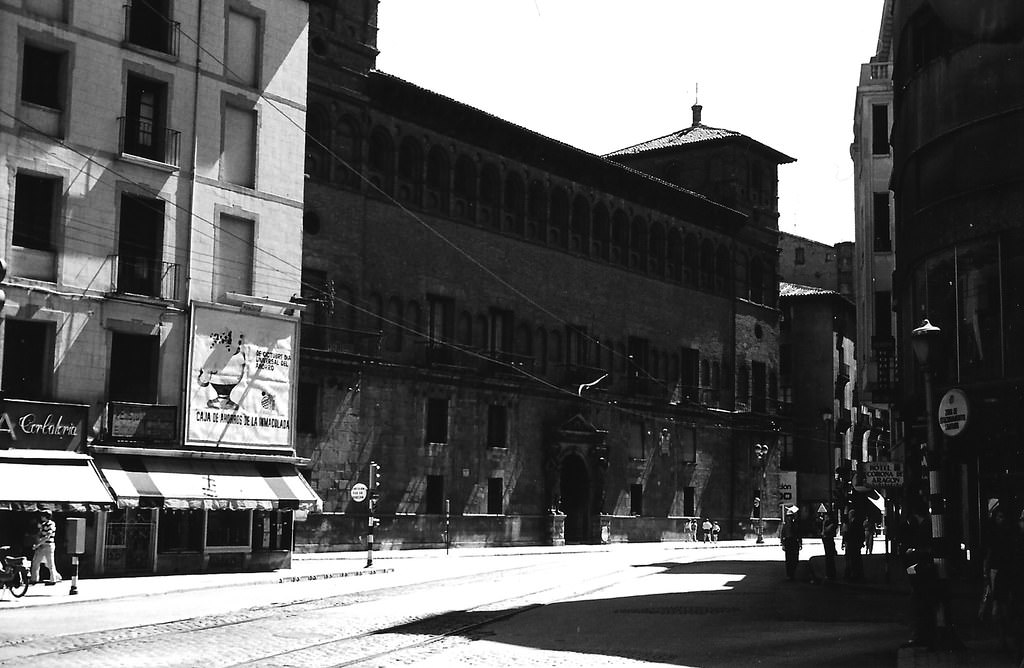 Meeting point between Coso Alto and Azoque street (right), with Escuelas Pías and General Franco streets (left), 1971