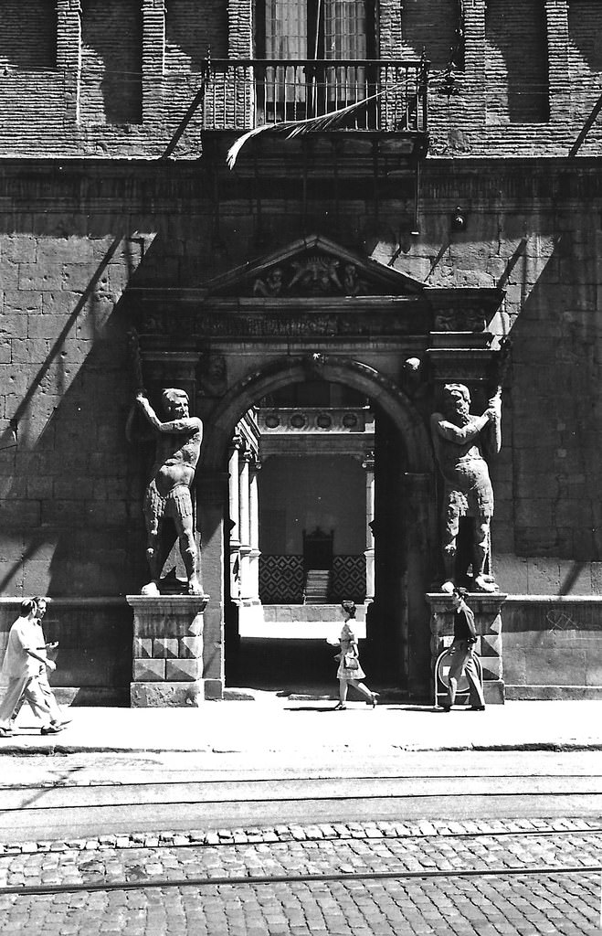 Coso Alto, with detail of the entrance to the old palace of the Lunak, 1971