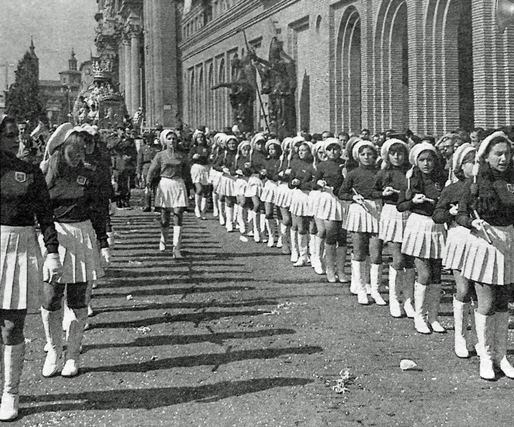 Group of majorettes in the Plaza del Pilar, next to Zaragoza City Hall, 1971