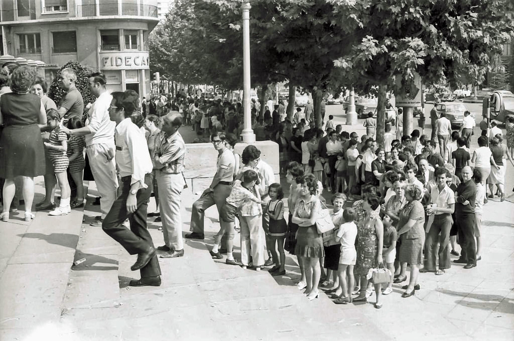 Queue for vaccination against cholera, on the stairs of the Faculty of Medicine and Sciences of Zaragoza, on July 20, 1971.