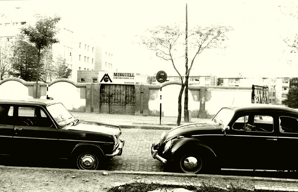 Paseo de Ruiseñores and centered on the low wall that delimited the access to the old Pompilian College at number 26, 1971