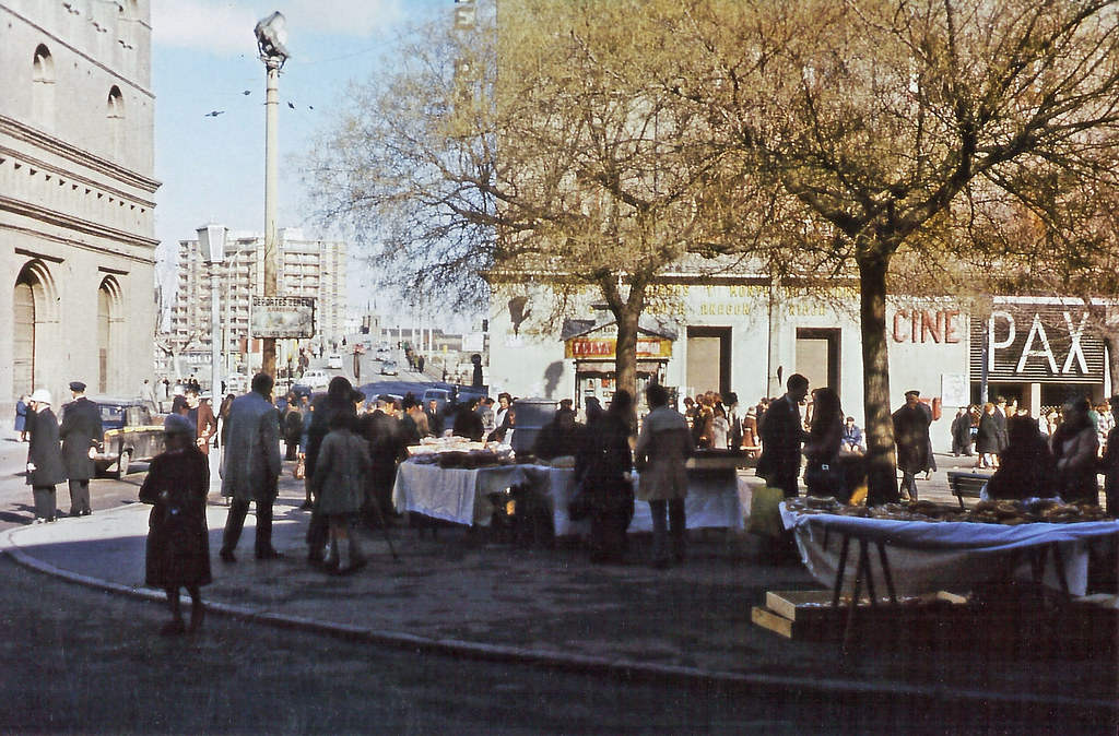 Plaza de La Seo on the day of San Valero. In the background, Stone Bridge, 1972