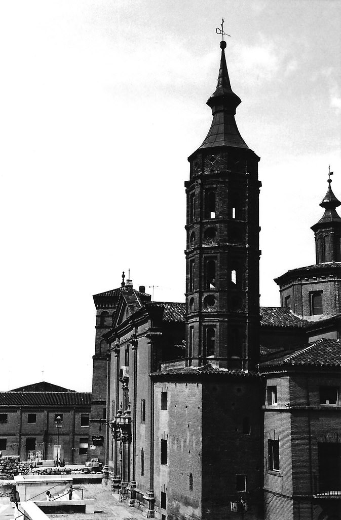 Torreón de la Zuda and church of San Juan de los Panetes. In the background, the old Valentín Zabala school, 1972