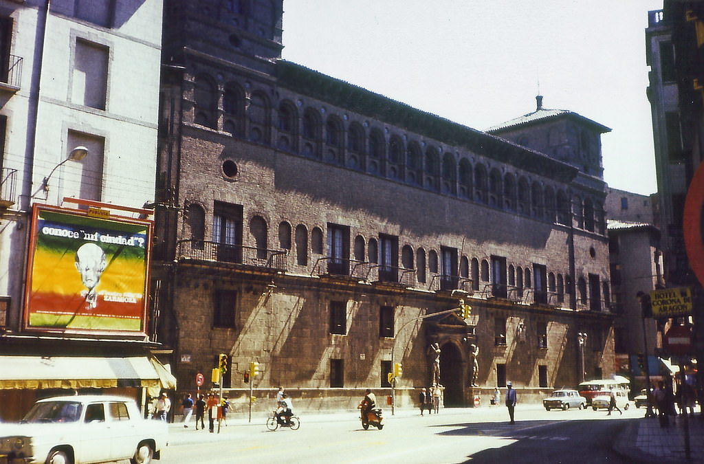 Start of the Coso Alto from the meeting point of Calle de las Escuelas Pías, on the left; of General Franco, where the Renault 8 enters; and Azoque, to the left, 1972