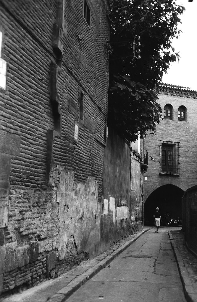 Surroundings of La Seo, on Calle del Deán. In the background, the Dean's Arch, 1972