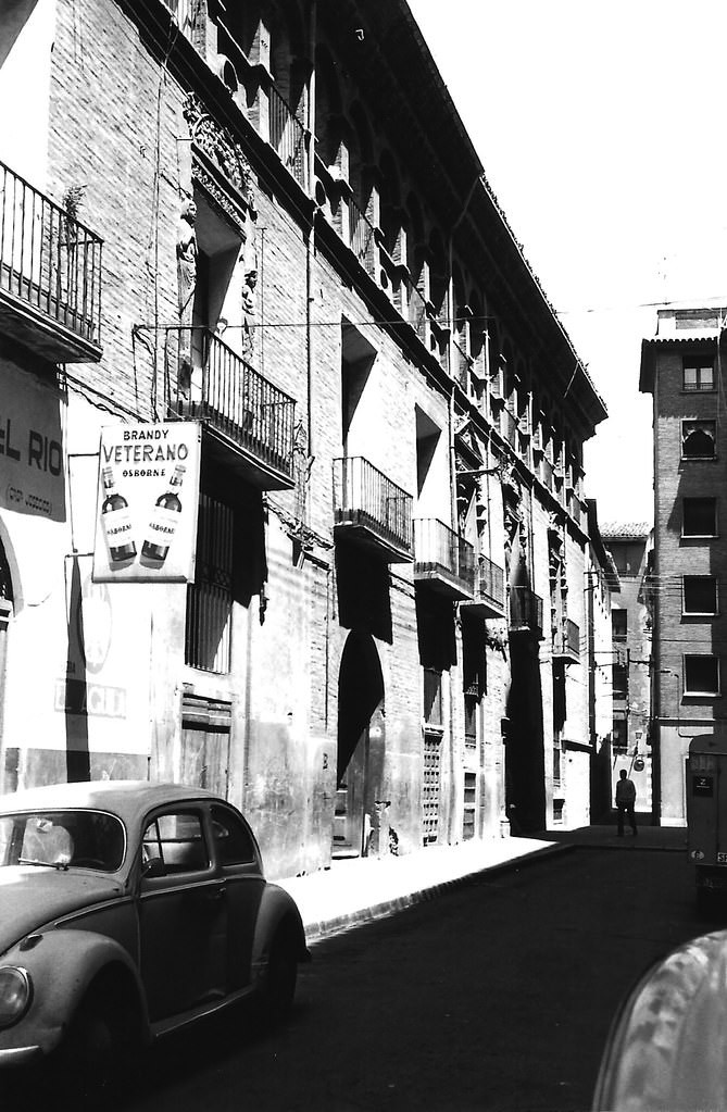 Plaza de San Carlos: old palace of the Morlanes. In the background, Calle de San Jorge.