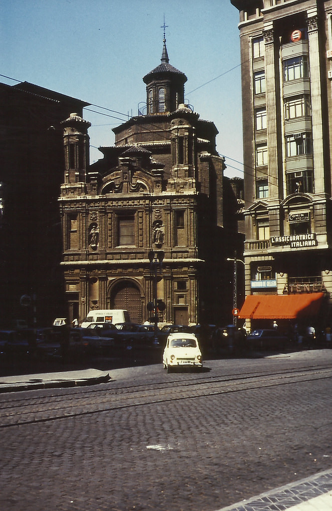 Plaza de San Roque as parking space. In the background, the church of La Mantería, and the building of “La Adriática”, 1970