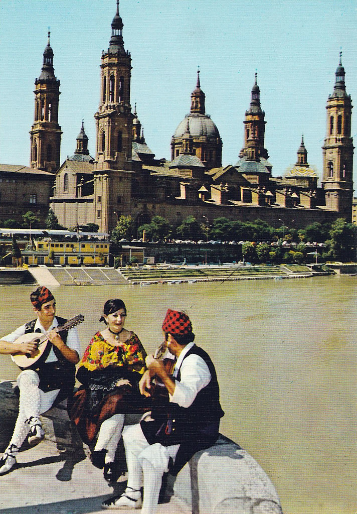 Trio of baturros on the Puente de Piedra. In the background, the Pilar, 1972