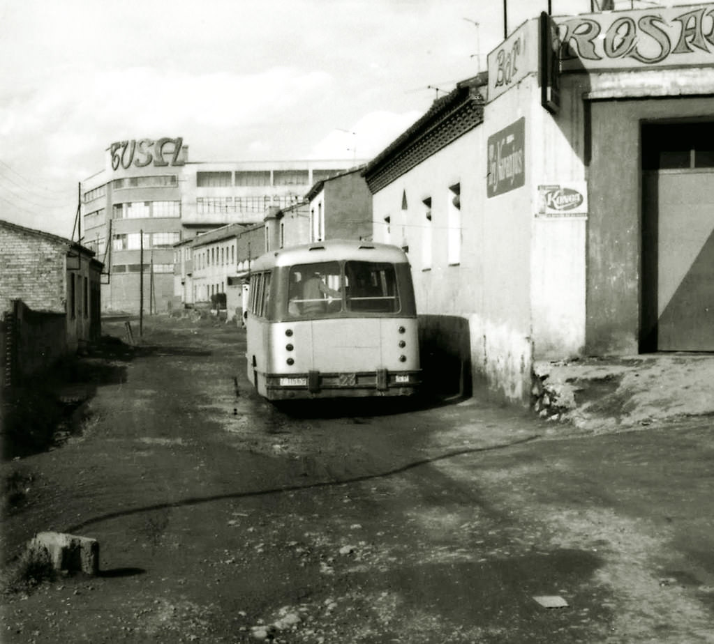 Camino de Juslibol in an image captured in the section between the Teniente Polanco housing group and Juslibol street, 1970