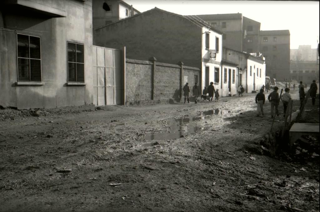 Image of the old Juslibol road in its natural muddy facet after some rains, 1970