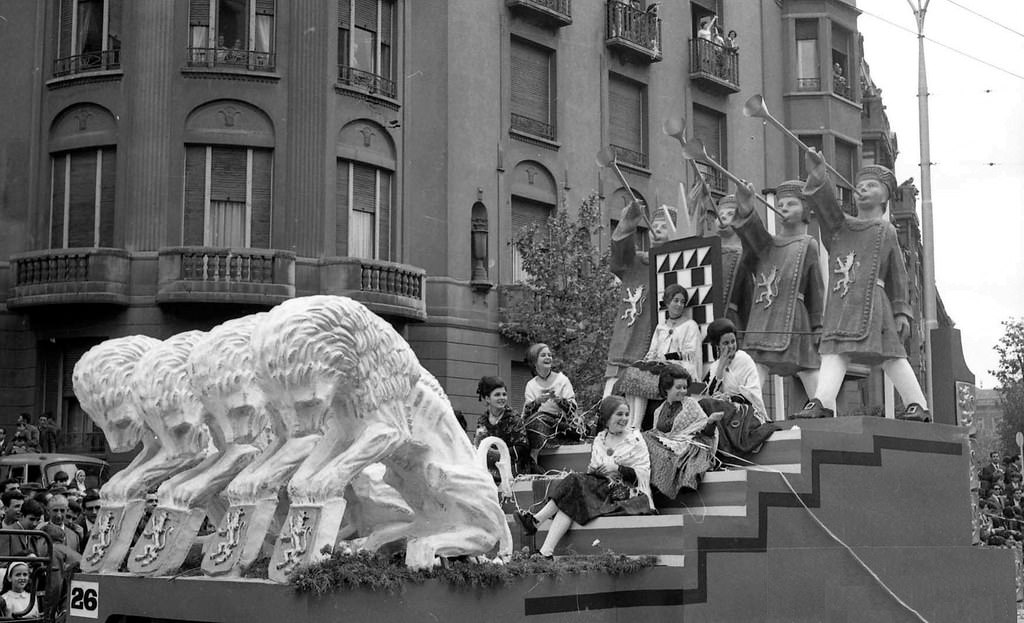 The parade of artistic floats of the so-called "Coso Blanco", during the Spring Festival of that year