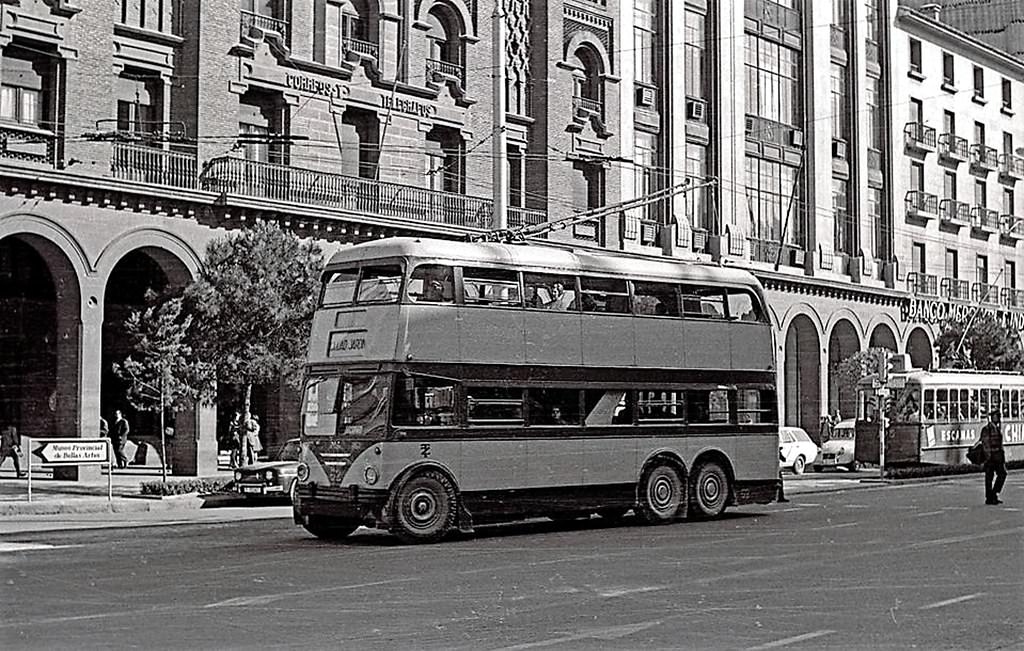 Image of unit 53 of the urban trolleybuses, of the "Ciudad Jardín" line, on Paseo de la Independencia, about to arrive at the terminal located in Plaza de Santa Engracia.