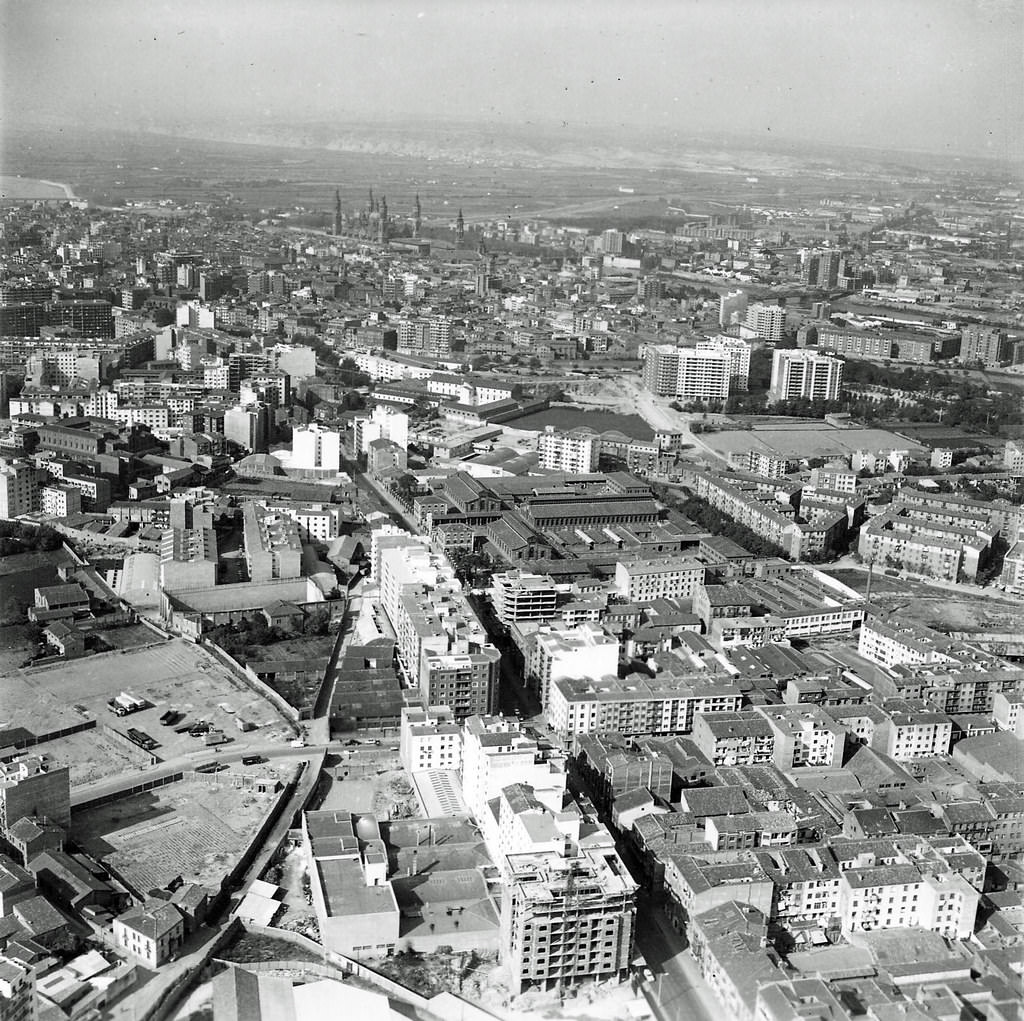 Aerial view of Miguel Servet street and its surroundings, from the vicinity of Utrillas station (out of shot).