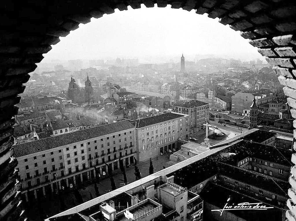 From the excellent viewpoint of the tower of San Francisco de Borja del Pilar, with the frame of one of its openings, and on a cold and foggy afternoon, a view facing west.