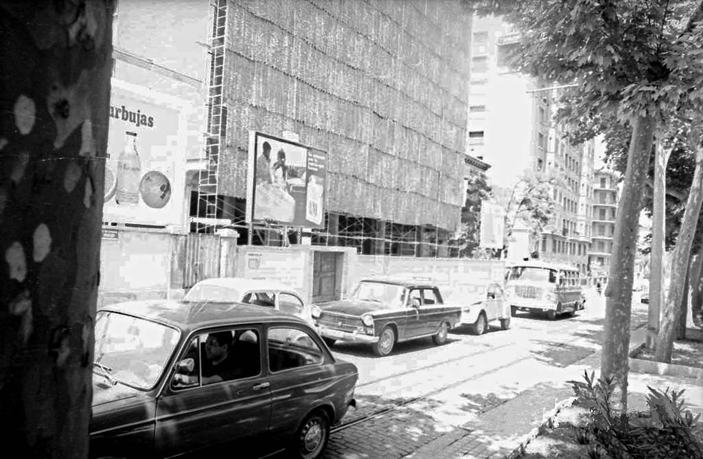Paseo del General Mola during the building transition process of this urban artery based on the demolition of the single-family homes that characterized it, and their replacement by modern blocks of flats, pecuniam maiorem gloriam, 1971