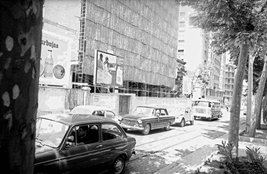 Paseo del General Mola during the building transition process of this urban artery based on the demolition of the single-family homes that characterized it, and their replacement by modern blocks of flats, pecuniam maiorem gloriam, 1971