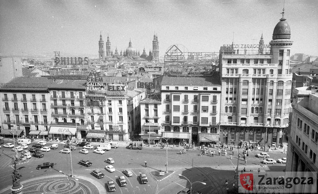View from above, panorama of the Plaza de España, with El Pilar in the background, well fitted as one more of the Coso's commercial advertisements, 1970