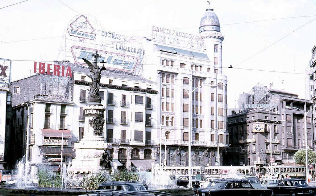 Plaza de España centered on the fabric of the façade between Calle de los Mártires and Calle Don Jaime I, 1970